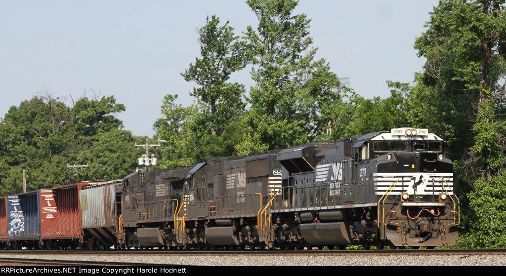 NS 2717 leads train 12R northbound